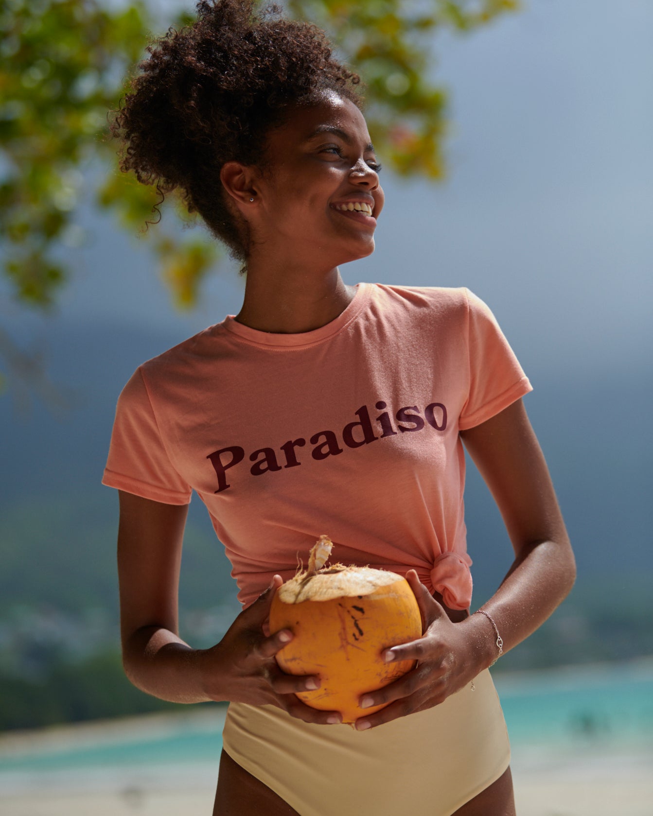 Koralowy t-shirt Paradiso. Drivemebikini, Seszele 2020. Przenieś się w wymarzone miejsce z naszym T-shirtem Paradiso.
