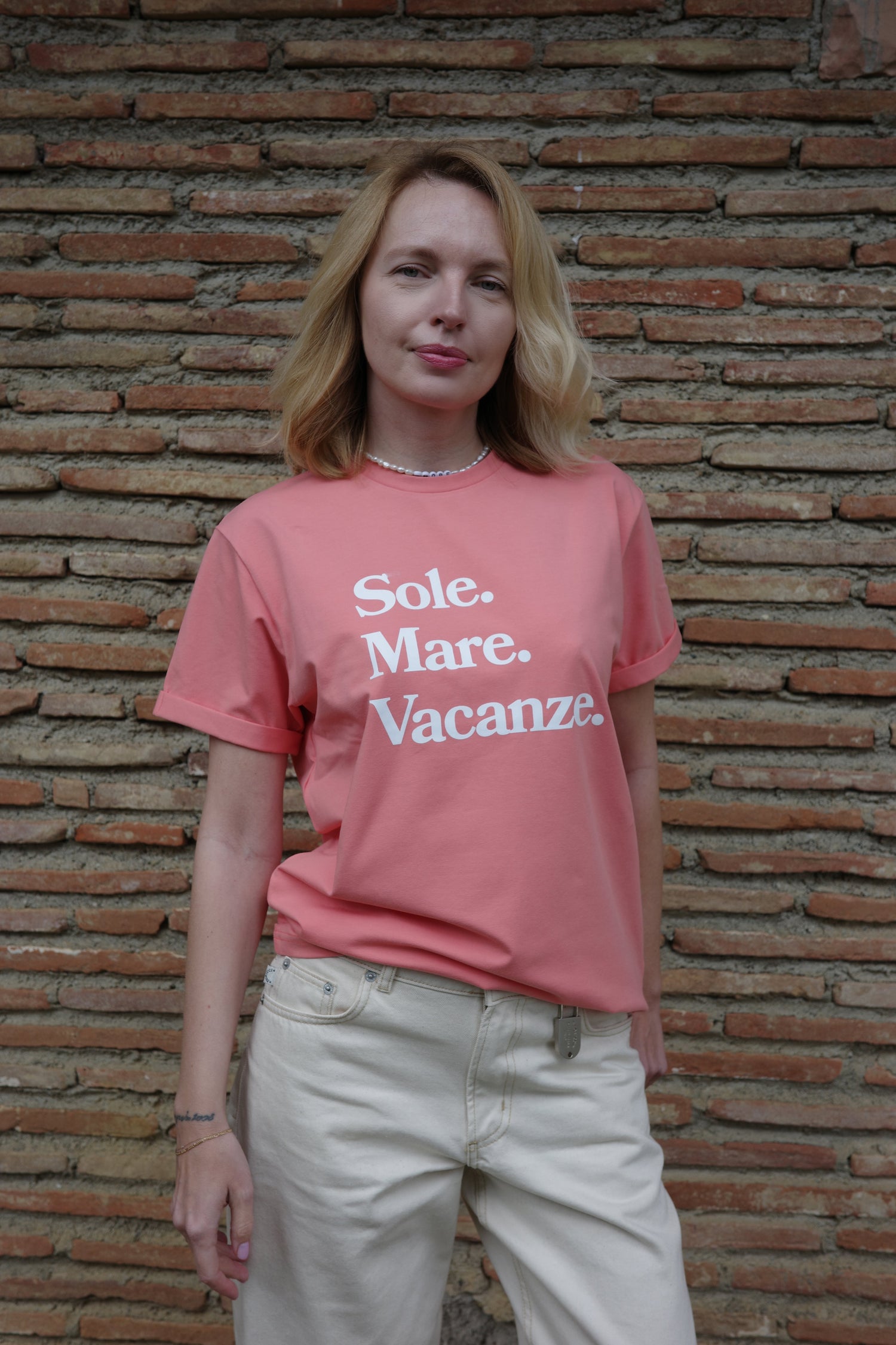 Koralowy t-shirt unisex. Napis Sole Mare Vacanze. 